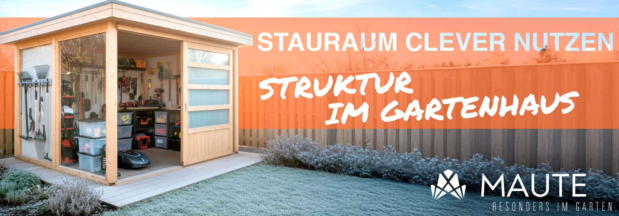 Gartenhaus mit eingeräumten Werkzeug, sehr aufgeräumt, steht im Garten.